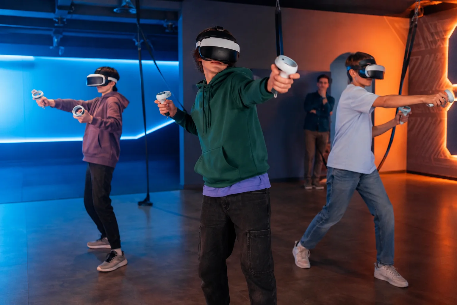 Подростки участвуют в командной VR-игре — редакционная иллюстрация