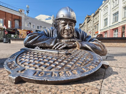 Памятник сантехнику Степанычу