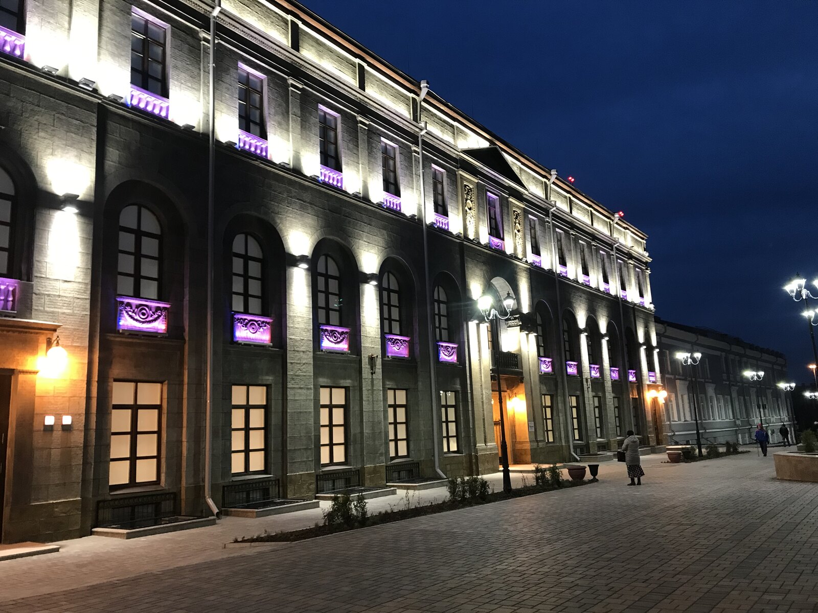 Здание центра «Эрмитаж-Сибирь» с вечерней подсветкой, 9 ноября 2019 года.