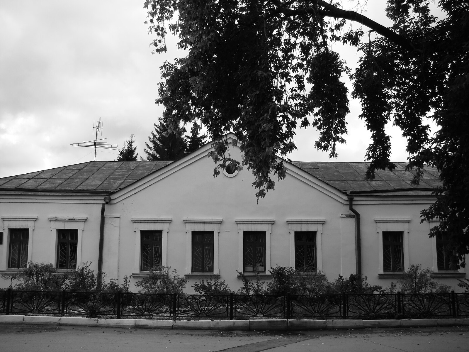 Дом комендантов Омской крепости — здание литературного музея имени Ф. М. Достоевского, 22 сентября 2012 года.