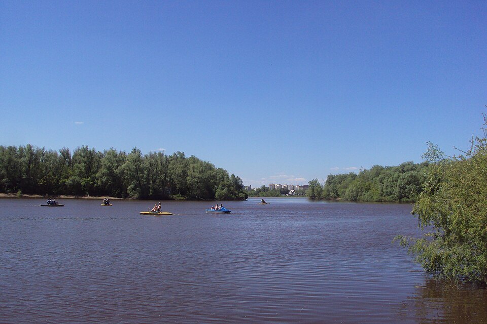 Вид на воду с центральной аллеи «Зелёного острова», Омск, 12 июня 2013 года.