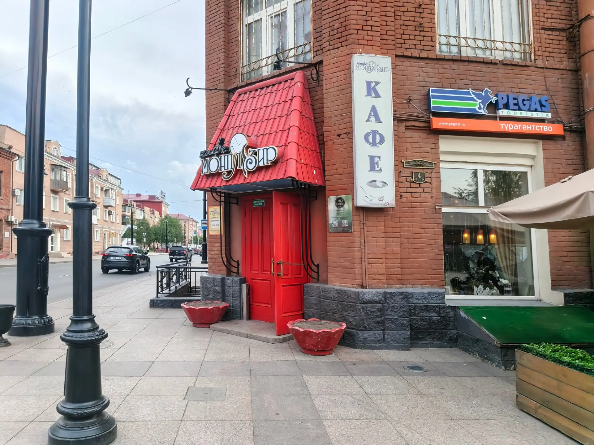 Остановка 2: 📍 Точка 2: Выбор вечера - «Сенкевич» или «Монплезир»
