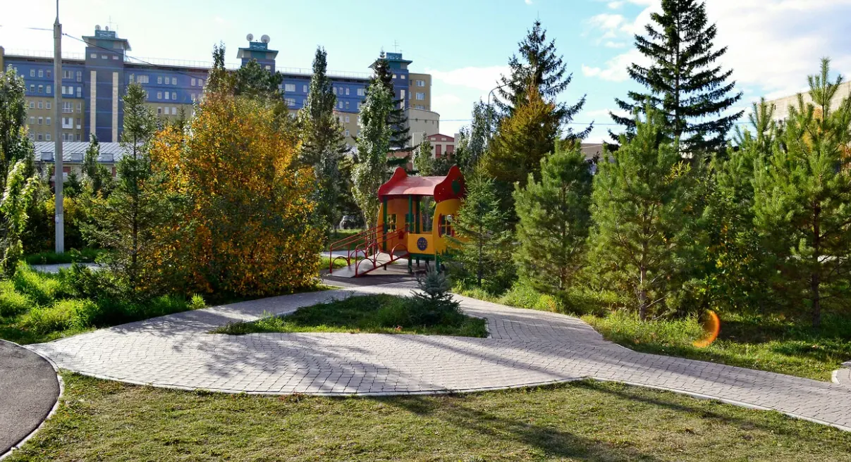 Остановка 5: 📍 Точка 5: Сквер имени 30-летия ВЛКСМ